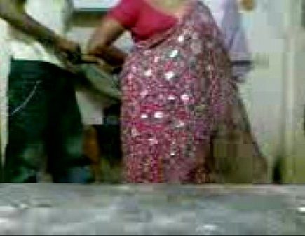 Madurai paiyan auntyai oothu kanjai vaaiyil irakum sex
